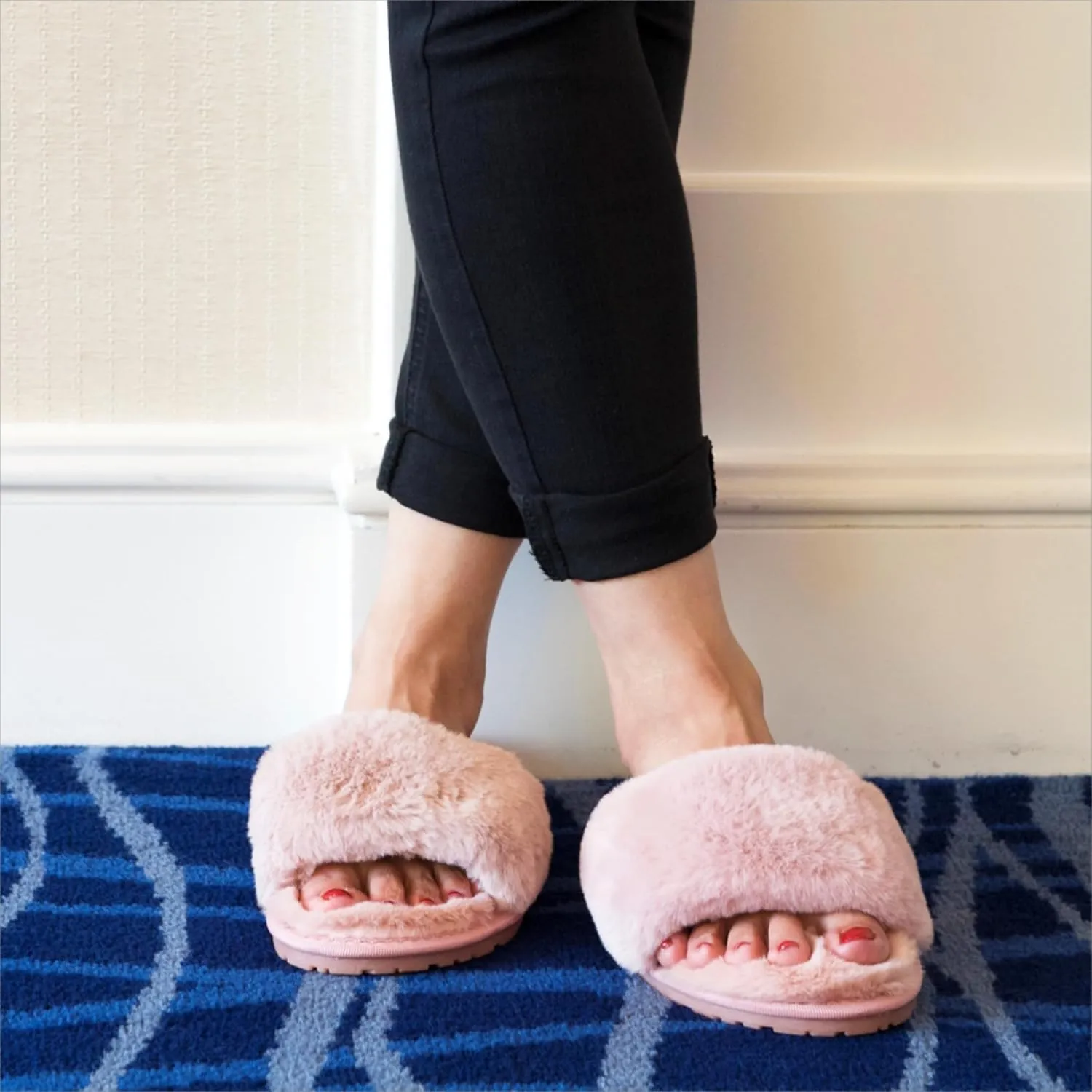 Women's Fuzzy Fluffy Furry Fur Slippers Flip Flop Open Toe Cozy House Memory Foam Sandals Slides Soft Flat Comfy Anti-Slip Spa Indoor Outdoor Slip on